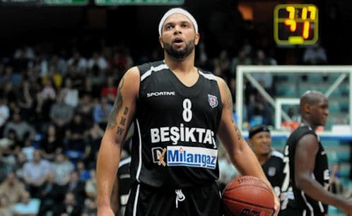 Jogador da NBA joga basquete na periferia de Diadema